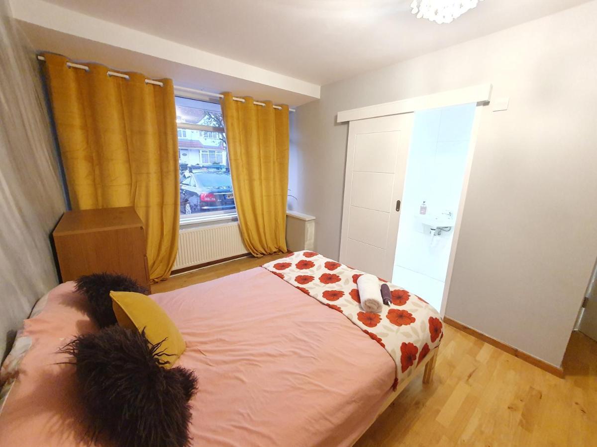 גרינפורד Beautiful Guest Rooms, Free Parking, 30Min Heathrow, 40Min Wembley, 60Min Central London מראה חיצוני תמונה