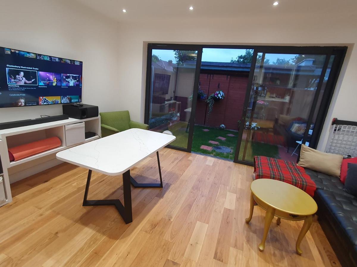 גרינפורד Beautiful Guest Rooms, Free Parking, 30Min Heathrow, 40Min Wembley, 60Min Central London מראה חיצוני תמונה