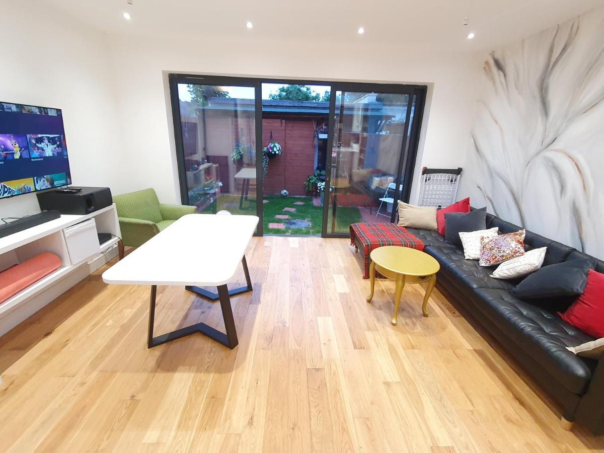 גרינפורד Beautiful Guest Rooms, Free Parking, 30Min Heathrow, 40Min Wembley, 60Min Central London מראה חיצוני תמונה