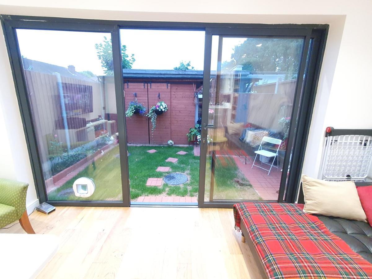 גרינפורד Beautiful Guest Rooms, Free Parking, 30Min Heathrow, 40Min Wembley, 60Min Central London מראה חיצוני תמונה
