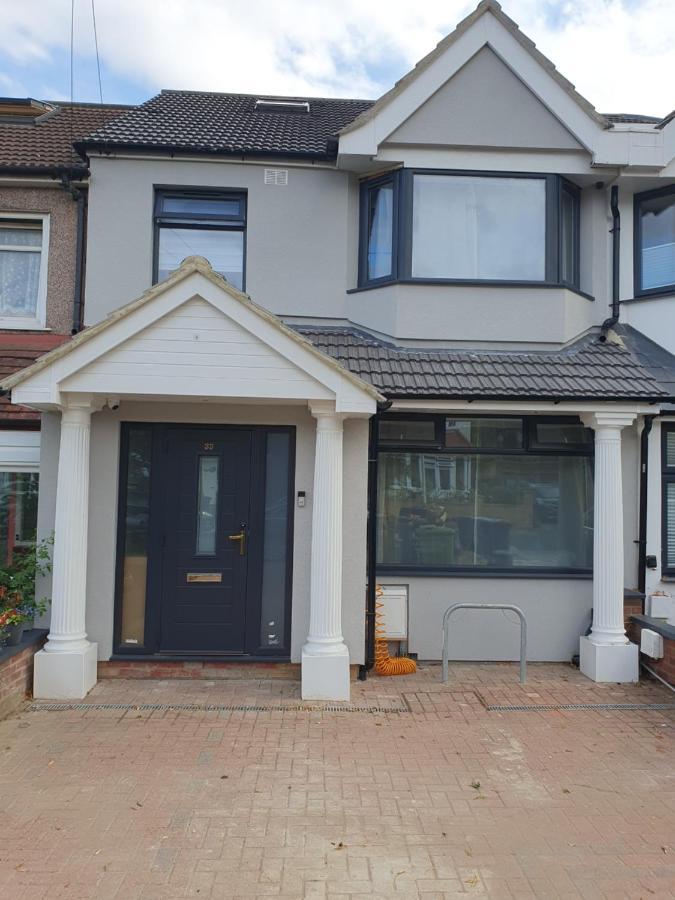 גרינפורד Beautiful Guest Rooms, Free Parking, 30Min Heathrow, 40Min Wembley, 60Min Central London מראה חיצוני תמונה
