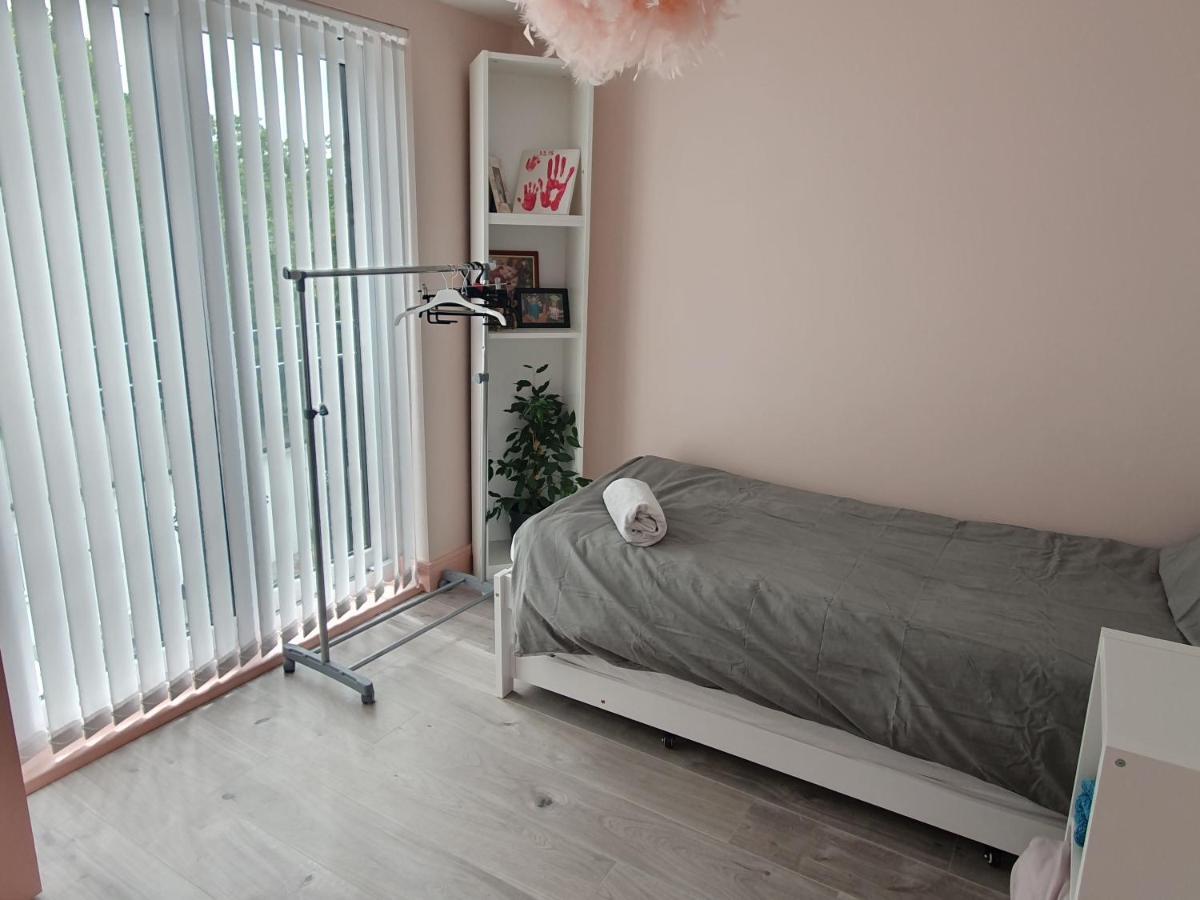 גרינפורד Beautiful Guest Rooms, Free Parking, 30Min Heathrow, 40Min Wembley, 60Min Central London מראה חיצוני תמונה